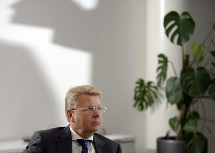 Jyri Häkämies hyppäsi elinkeinoministeristä suoraan EK:n toimitusjohtajaksi. Eturistiriitojen välttämiseksi ministereille esitetään nyt itsesäätelyn pohjalta karenssia.