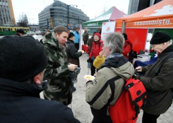 Vasemmistoliiton eduskuntavaalikampanjan avaus Paasikivenaukiolla Helsingissä 1.3.2011. Millä lauseella puolueen pitäisi mielestäsi tänä keväänä kampanjoida?