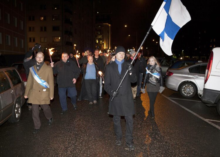 Helsingissä viime vuoden itsenäisyyspäivänä järjestetyllä 612-marssilla vasemmalla kirjailija Timo Hännikäinen.