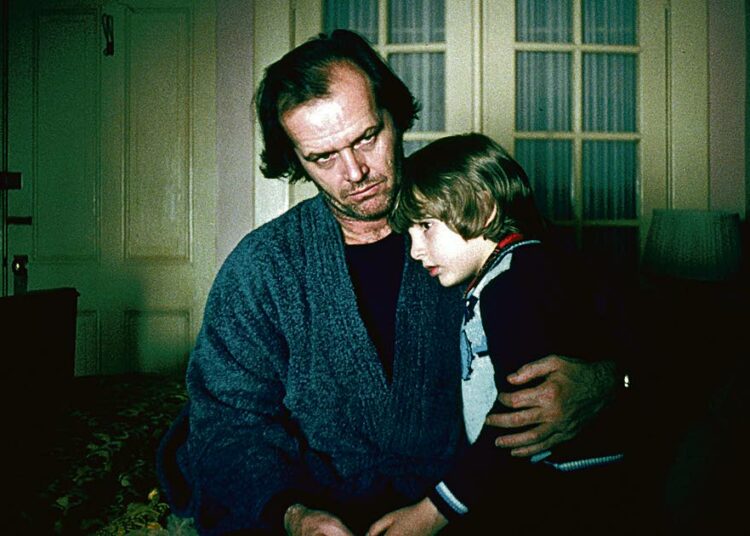 Hohto on kauhuklassikko kirjailijasta, joka perheineen ottaa talonmiehen pes-tin autiossa vuoristohotellissa. Kuvassa Jack Nicholson (vas.) ja Danny Lloyd.
