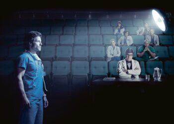 Onnettomuuden uhrin elämä on Villanuevan käsissä. Ty järkyttyy tutkiessaan pikkupotilaan vammaa. Kuvassa tohtori Tyler Wilson (Jamie Bamber).