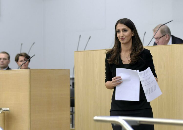 SDP:n kansanedustaja Nasima Razmyar avasi ajankohtaiskeskustelun vihateoista ja rasismista eduskunnassa keskiviikkona.