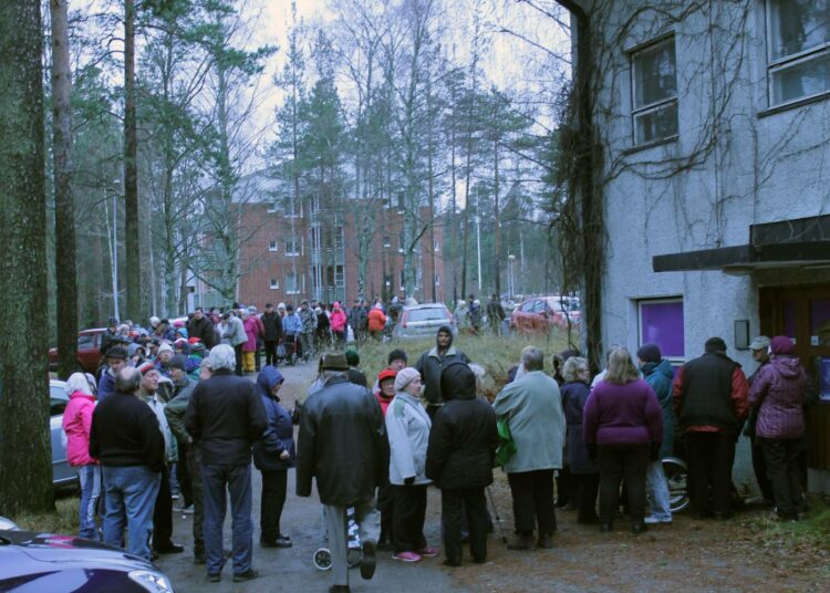 Kirjoittaja toivoo vasemmistoliitolta osallistumista konkreettisiin tekoihin kuten ruoanjakeluun. Kuvassa jonotetaan EU-elintarvikkeita Imatran Vuoksenniskalla viime lokakuussa.