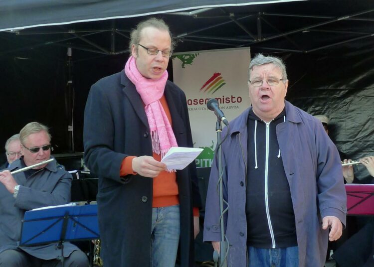 Reino Bäckströmin ja Ville Karisen yhteislauluna Kansainvälinen.