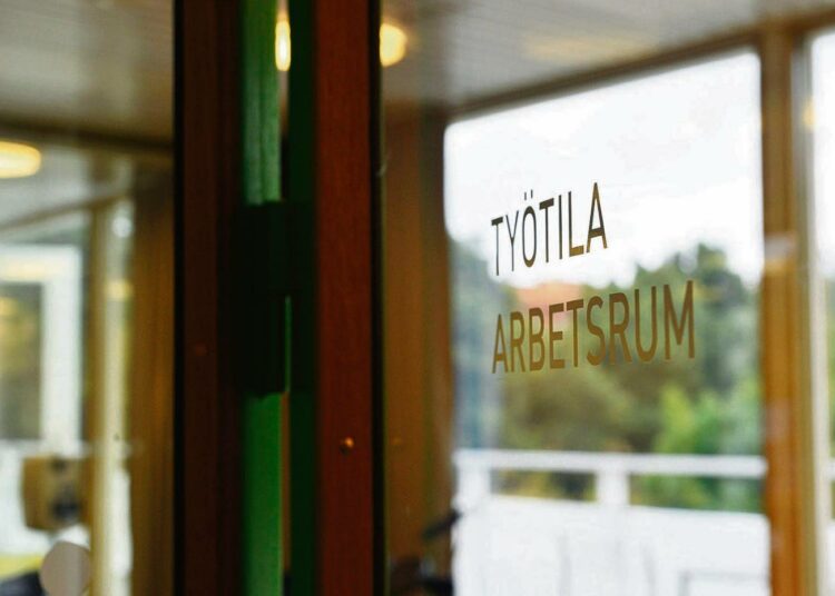 Työpaikoilla voi nykyisin olla kahdenlaisia saman työn tekijöitä. Toisille maksetaan palkka, toisille ei.