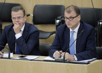 Valtiovarainministeri Petteri Orpo ja pääministeri Juha Sipilä eduskunnan budjettiesityksen lähetekeskustelussa.