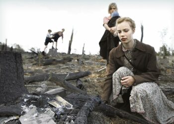 Natsiperheen lapset lähtevät vanhimman siskon Loren  (Saskia Rosendahl) johdolla etsimään turvaa.