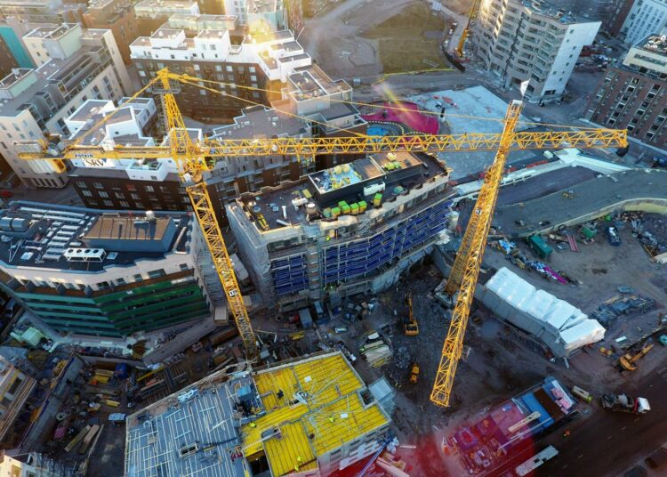 Kerrostalotyömaa Helsingin Jätkäsaaressa. Asuntojen hintaero Helsingin ja muun Suomen välillä on tehokas este työn perässä muuttamiselle.