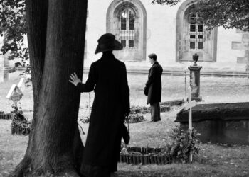 Miksi Annan sodassa kaatunen sulhasen haudalla käy myös nuori ranskalaismies Adrien?