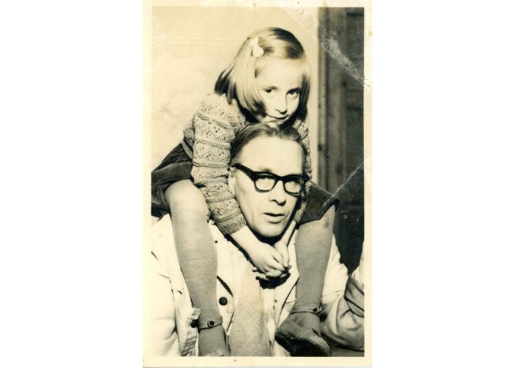 Kuvassa 7-vuotias Eva Polttila istuu Arvo Turtiaisen harteilla vuonna 1953. Kuvan lähde: Eva Polttilan kotiarkisto.