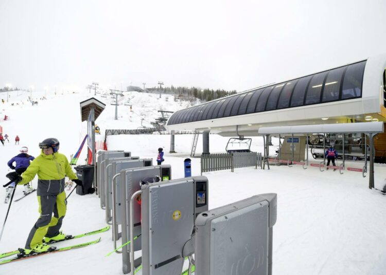 Valtakunnansovittelija Minna Helle jätti maanantaina sovintoehdotuksen hiihtokeskusten ja ohjelmapalveluiden työriitaan.