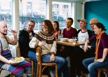 Vuonna 2001 perustettu Maria Gasolina sekoittaa musiikissaan rohkeasti tyylit ja kulttuurit. Keikoilla tunnelma on riehakas ja yleisö tanssii aina. Vasemmalta: Matti Pekonen, Janne Auvinen, Sanni Verkasalo, Essi Pelkonen, Taneli Bruun, Mikko Neimo, Kalle Jokinen ja Lissu Lehtimaja.