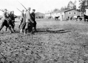 Valkoiset kuljettavat vankeja ammuttaviksi. Kuvausaika ja -paikka eivät ole tiedossa.  Mäkisen mukaan sisällissodassa kirkko oli selkeästi voittaneiden valkoisten puolella.
