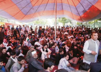 Turvallisuusviranomaisten erottamista vaativat mielenosoittajat leiriytyivät kesäkuussa Kabulin keskustaan. Myöhemmin hallituksen turvallisuusjoukot avasivat tulen heitä kohti, ja useita kuoli ja haavoittui. Tamim oli mukana mielenosoituksessa.
