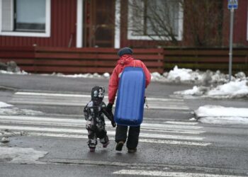 Ehdotettu lakimuutos vähentäisi tuhansia lastenhoitajia varhaiskasvatuksesta.