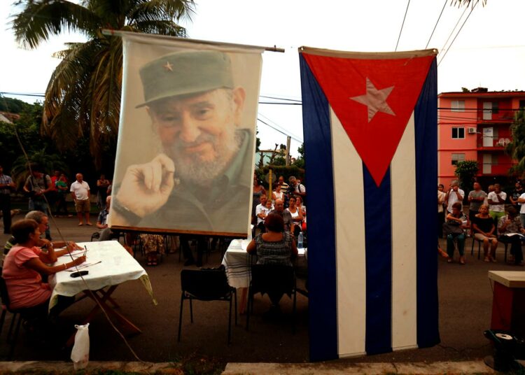Edesmenneen presidentin Fidel Castron kuva ja Kuuban lippu koristavat aukiota, jolle Havannan Kholyn alueen asukkaat oli kutsuttu keskustelemaan perustuslain uudistamisesta.