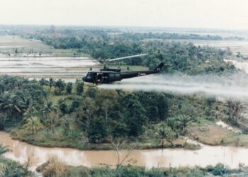 Yhdysvaltain helikopteri ruiskuttamassa Agent Orange -kasvimyrkkyä Vietnamin sodan aikana.