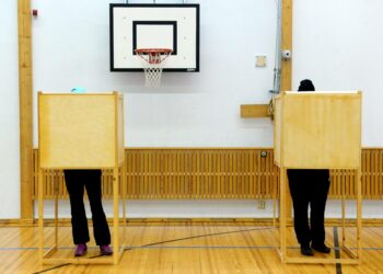Kirjoittaja kehottaa ihmisiä äänestämään. Äänestämättä jättäminen vahvistaa vain ja ainoastaan kokoomuksen epäinhimillistä ryöstöpolitiikkaa.