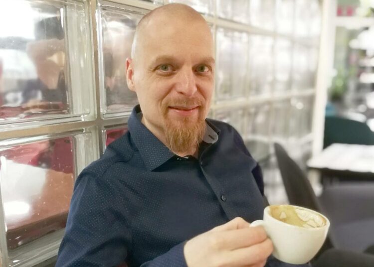Toiminnanjohtaja Janne Sivonen on kehittänyt itselleen kahviaddiktion.