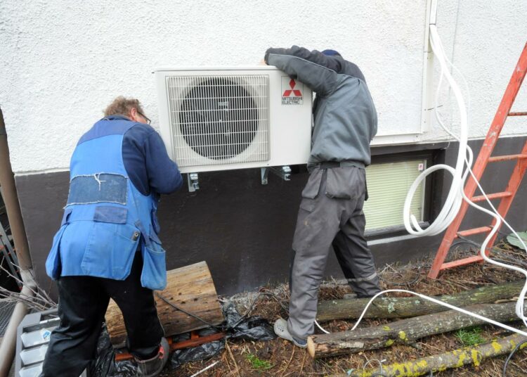 Ovelta ovelle kiertävät sinnikkäät kotimyyjät tuputtavat kuluttajille yhä kalliimpia ja monimutkaisempia kodin remontteja, ja kauppaa hierotaan joskus hyvin hatarilla perusteilla. Kuvan ilmalämpöremontti ei ole kotimyyntiremontti.