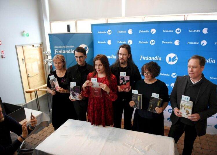 Johanna Venho (vas.), Pajtim Statovci, Hanna-Riikka Kuisma, JP Koskinen, Monika Fagerholm ja Mikko Rimminen kaunokirjallisuuden Finlandia-palkintoehdokkaiden julkistamistilaisuudessa.