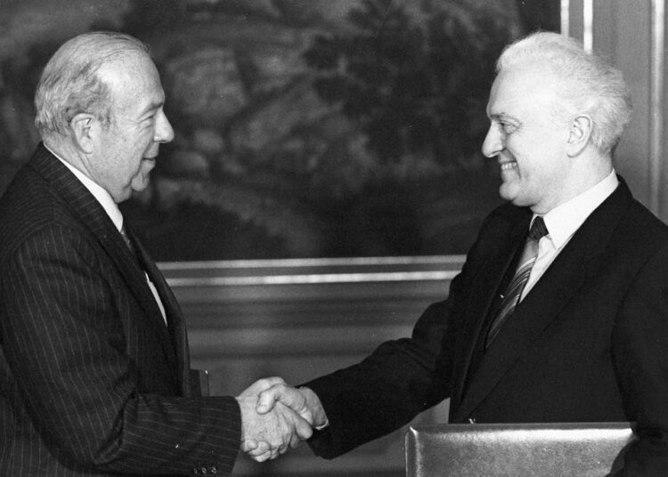 Yhdysvaltain ja Neuvostoliiton ulkoministerit George Shultz ja Eduard Ševardnadze vuonna 1987 otetussa kuvassa.