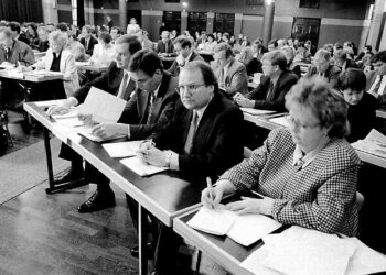 SDP:n kärkikaartia vuonna 1994. Vasemmistossakin mukauduttiin uskoon, että kansantalouksia pitää liberalisoida ja markkinaehtoistaa globaalissa kilpailussa selviämiseksi.