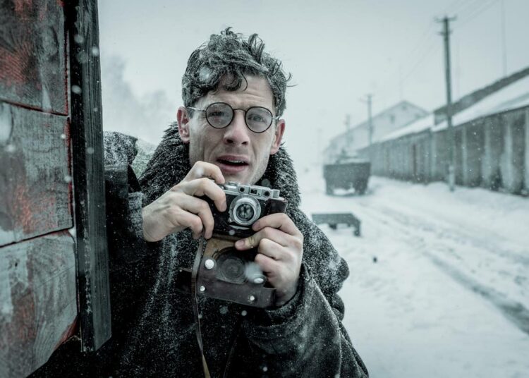 Toimittaja Gareth Jones (James Norton) kiertää vuoden 1933 Moskovaa ja Ukrainaa.