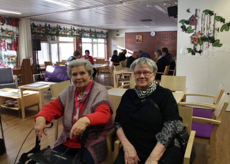 Helli Railo, 90, ja Irmeli Mäntyniemi, 76, ovat ystävystyneet talolla. Juttua on riittänyt, eikä pieni ikäerokaan ole haitannut. - Kaikki me olemme täällä samalla aaltopituudella.