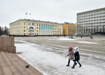 Komin tasavallan hallintorakennus Syktyvkarissa ja kaupungin keskusaukio Stefanovskajan aukio maaliskuun puolivälissä otetussa kuvassa.