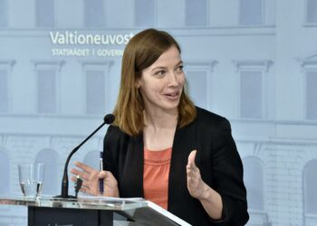 Opetusministeri Li Andersson kertoi lähiopetukseen palaamisesta tiistaina tiedotustilaisuudessa.