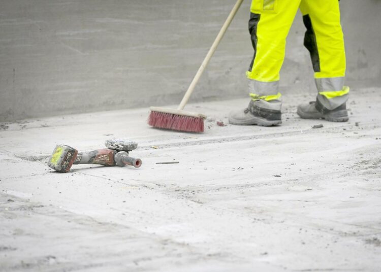 Kamppailu työehtojen heikentämistä vastaan on myös kamppailua koko yhteiskunnan suunnasta, sillä heikentämisellä on yhteys äärioikeistolaisten puolueiden kannatuksen kasvuun.