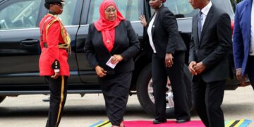 Tansanian uusi presidentti Samia Suluhu saapumassa kirjoittamaan nimensä edeltäjänsä John Magufulin surunvalittelukirjaan.