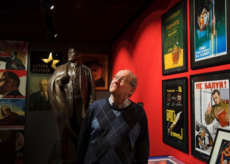 Pekka Lehtonen Tampereen Lenin-museossa helmikuussa Venäjän hyökkäyksen juuri alettua.