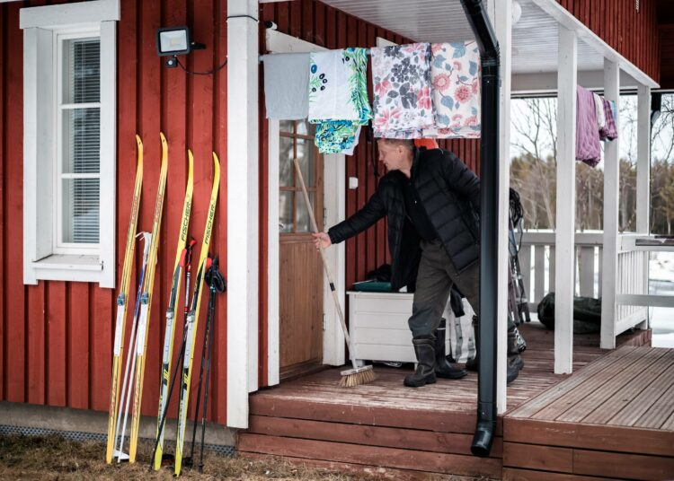 Vanhan liiton mies. Perinteiseen tapaan ovea vasten jätetään luuta, kun talosta poistutaan.
