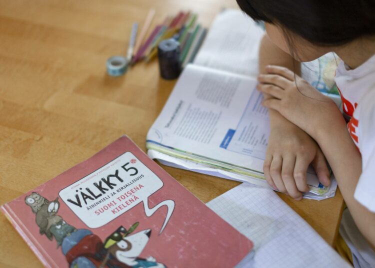 Lapsi ja peruskoulun äidinkielen Välkky 5 -oppikirja kotona Helsingissä 2. maaliskuuta 2020.