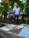 Esikoulun opettaja Iris Mejías ja aviomiehensä, yliopistosta eläkkeelle jäänyt professori Alexis García seisovat biokompostorinsa vieressä. Biokompostori tuottaa päivässä noin neljä kuutiometriä biokaasua, joka tyydyttää perheen ja maatilan päivittäisen energiantarpeen.