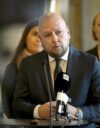 SDP:n Joona Räsänen puolusti velkajarrua tiedotustilaisuudessa viime viikolla. Taustalla oleva vasemmistoliiton puheenjohtaja Minja Koskela kertoo, mitä puolue tekisi toisin.