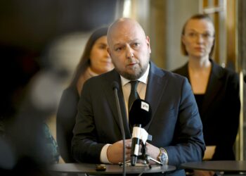 SDP:n Joona Räsänen puolusti velkajarrua tiedotustilaisuudessa viime viikolla. Taustalla oleva vasemmistoliiton puheenjohtaja Minja Koskela kertoo, mitä puolue tekisi toisin.