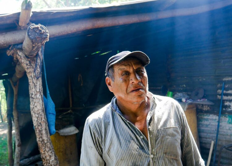 Nicolas Gomez kantaa edelleen kuivana kautena talousveden joesta pitkän kävelymatkan päästä.