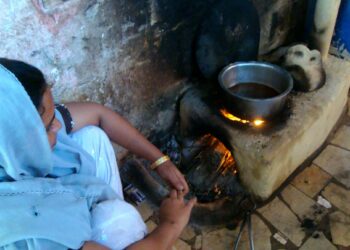 Lyhyet tuomiot voivat estää seksuaalisen väkivallan uhreja ilmoittamasta tapauksista viranomaisille. Edistystäkin tapahtuu: vuoden 2021 raiskauksen vastaisen lain nojalla perustettiin 174 erityistuomioistuinta sukupuoleen perustuvien väkivaltatapauksien käsittelyyn. Sindhissä viisi prosenttia raiskaustapauksista päätyi tuomioon, ja vuonna 2025 luku oli jo 17 prosenttia.