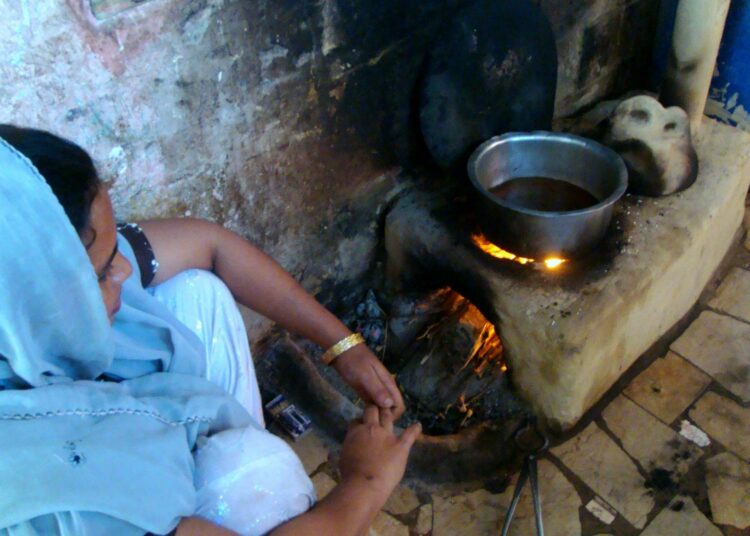 Lyhyet tuomiot voivat estää seksuaalisen väkivallan uhreja ilmoittamasta tapauksista viranomaisille. Edistystäkin tapahtuu: vuoden 2021 raiskauksen vastaisen lain nojalla perustettiin 174 erityistuomioistuinta sukupuoleen perustuvien väkivaltatapauksien käsittelyyn. Sindhissä viisi prosenttia raiskaustapauksista päätyi tuomioon, ja vuonna 2025 luku oli jo 17 prosenttia.