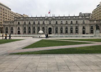 La Moneda -palatsi saa maaliskuussa uuden asukkaan, kun äärioikeistolaisen José Antonio Kastin virkakausi alkaa. Kast vastustaa aborttia kaikissa muodoissa, samaa sukupuolta olevien avioliittoa, laajaa maahanmuuttoa ja alkuperäiskansojen erityisoikeuksia.