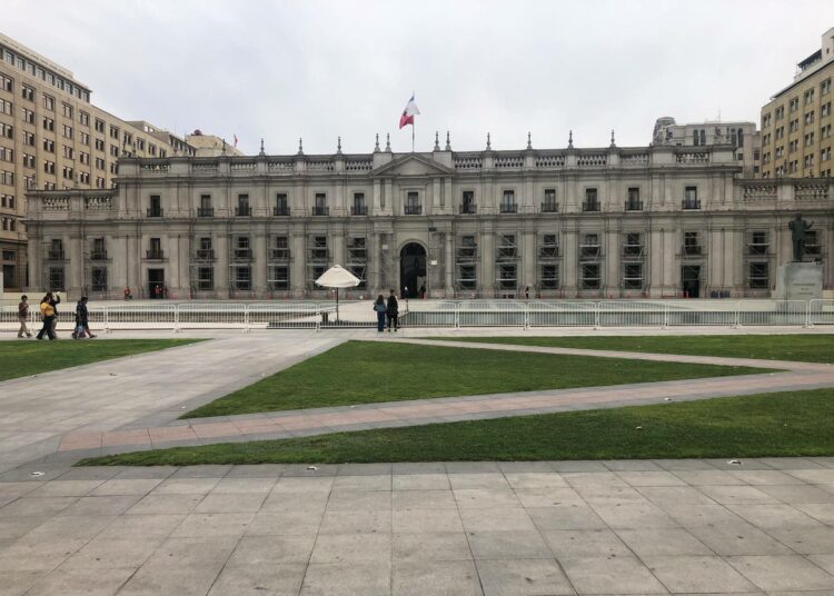 La Moneda -palatsi saa maaliskuussa uuden asukkaan, kun äärioikeistolaisen José Antonio Kastin virkakausi alkaa. Kast vastustaa aborttia kaikissa muodoissa, samaa sukupuolta olevien avioliittoa, laajaa maahanmuuttoa ja alkuperäiskansojen erityisoikeuksia.