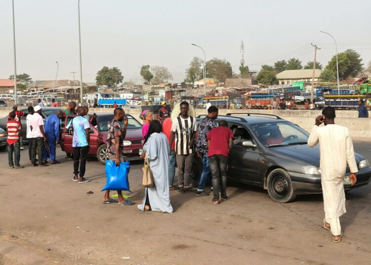 Työmatkalaiset odottavat takseja Abujassa Nigeriassa, missä monet asukkaat ovat joutuneet one chance -ryöstöjen uhreiksi. Rikolliset tekeytyvät kuljettajiksi tai matkustajiksi ja ryöstävät uhrit ajoneuvon ollessa liikkeessä.