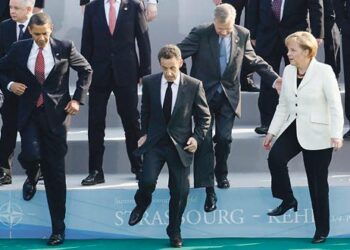 Barack Obama, Nicolas Sarkozy, Jaap de Hoop Scheffer ja Angela Merkel harppaavat ryhmäkuvauslavalta  Strasbourgin Nato-huippukokouksessa.