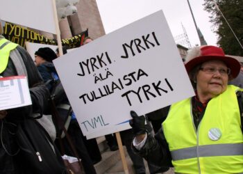 Liittokokouksen jälkeen Pardia järjesti mielenosoituksen eduskuntatalon portailla. Etenkin Tullista oli saapunut paljon väkeä vastustamaan suunniteltuja määrärahaleikkauksia.
