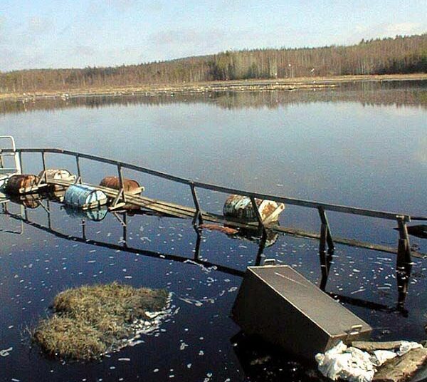 Maa-aineksella jo täytetyn Lipeälammen vaikutukset tuntuvat alapuolen järvissä yhä. Kuva vuodelta 2000.