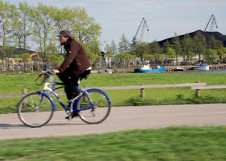 Vapaa-ajan liikunnan harrastus on lisääntynyt, mutta vain joka kymmenes työikäinen liikkuu UKK-instituutin terveysliikunnan suositusten mukaan.