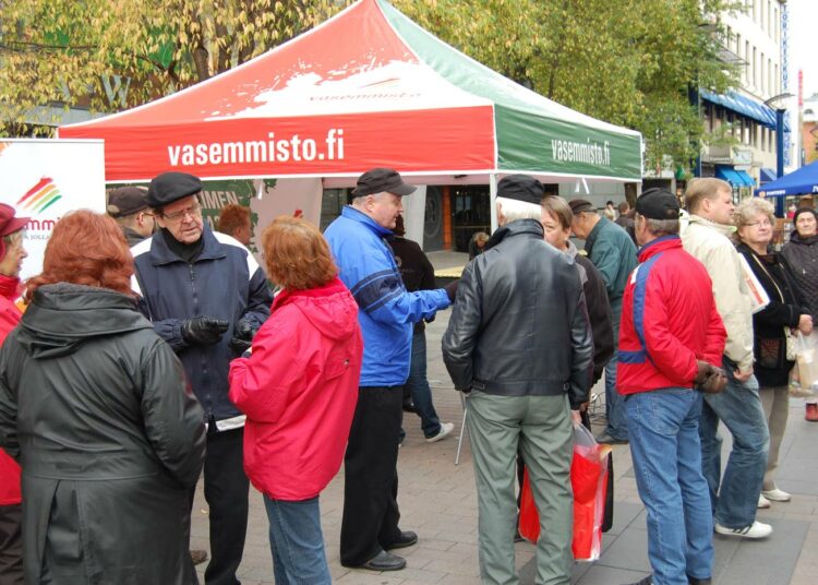 Eläkeläiset ry:n puheenjohtaja Kalevi Kivistö ja kansanedustaja Matti Kangas osallistuivat Arjen ääni -tilaisuuteen Jyväskylän kävelykadulla yhdessä Vasemmistoliiton kansanedustajaehdokkaiden kanssa.